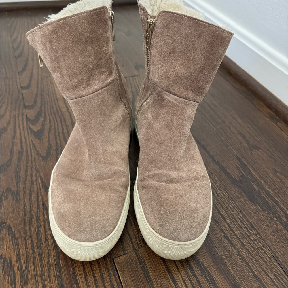 Super Cozy J Slides NYC, size 8!